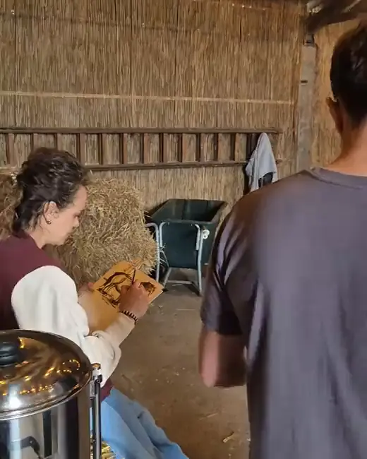 Een collega tekent een pony naar levend model tijdens de Art Experience.