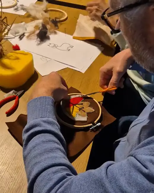 Handen werken aan een creatie met alpacawol tijdens de workshop van Wool & Walk.